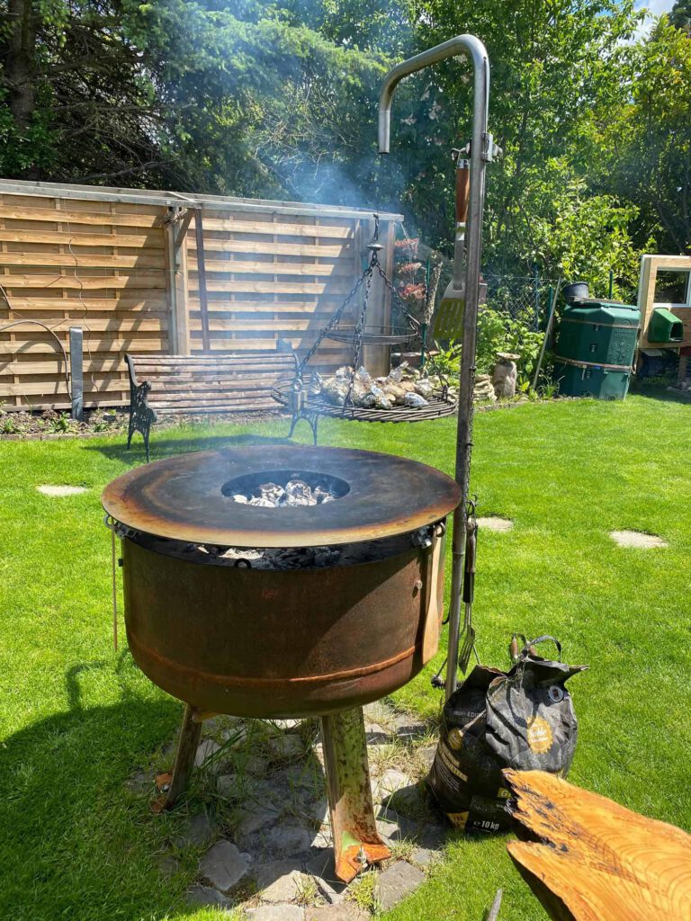 Gartengrill aus altem Ausgleichbehälter