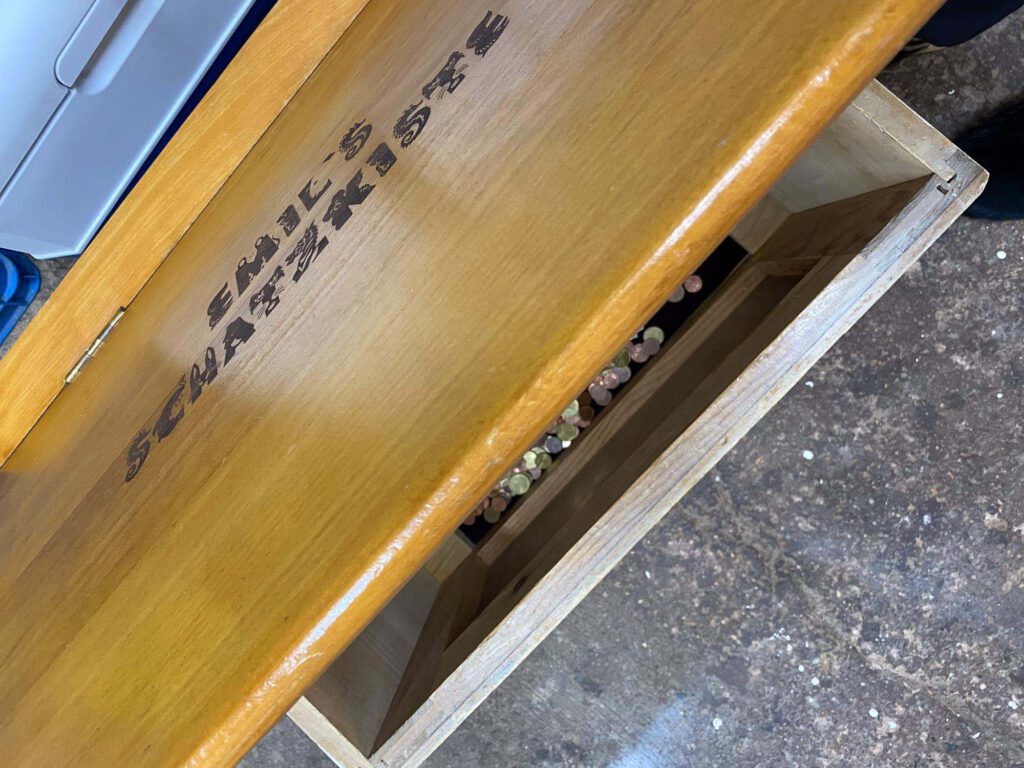 Emil's Schatzkiste mit verstecktem Boden mit den Schatz