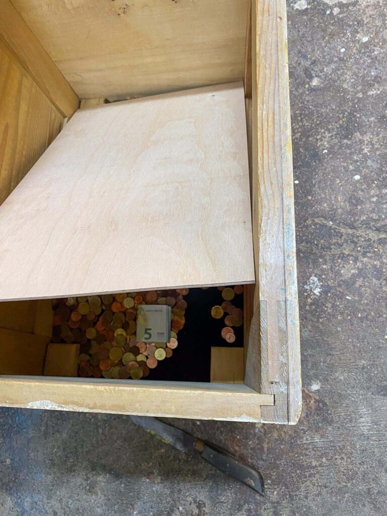 Emil's Schatzkiste mit verstecktem Boden mit den Schatz und Doppelboden