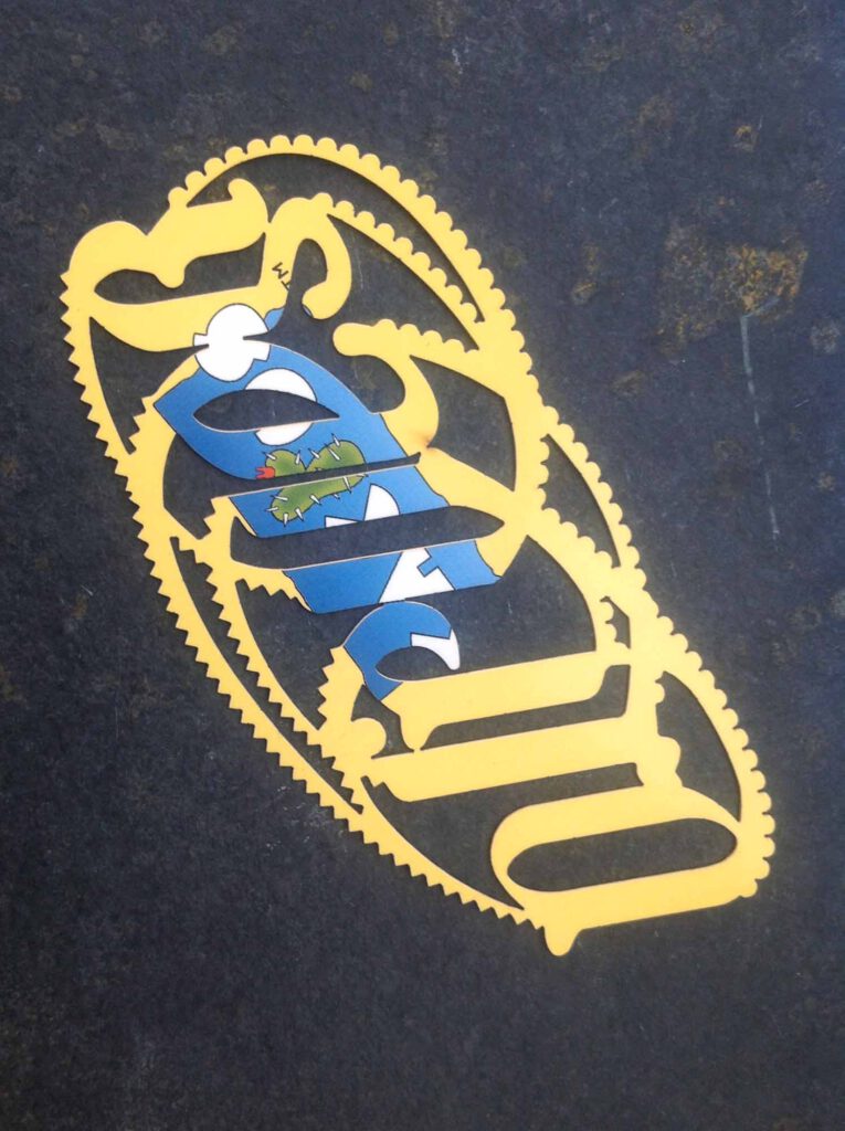 „SandraOliver“ Logo ist ein Ambigramm – aus einem Blickwinkel liest man „Sandra“ und auf dem Kopf gestellt „Oliver“.
