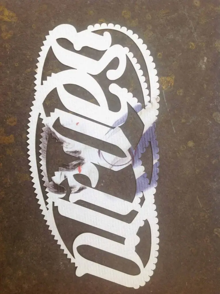 „SandraOliver“ Logo ist ein Ambigramm – aus einem Blickwinkel liest man „Sandra“ und auf dem Kopf gestellt „Oliver“.