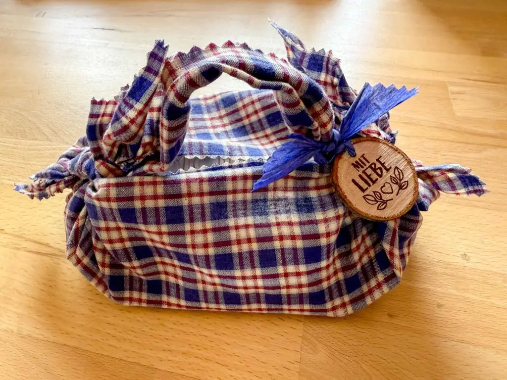 Verpackung mit der japanischen Furoshiki-Technik