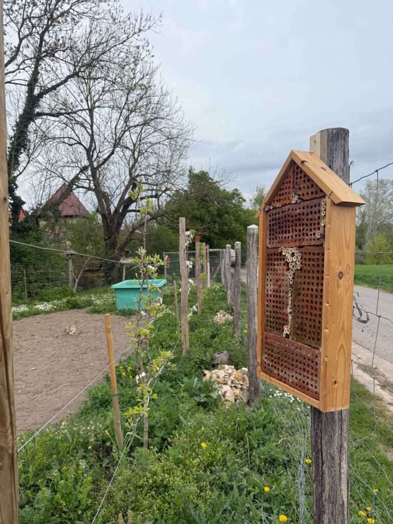 Insekthotel aus vorhandenen Materialien