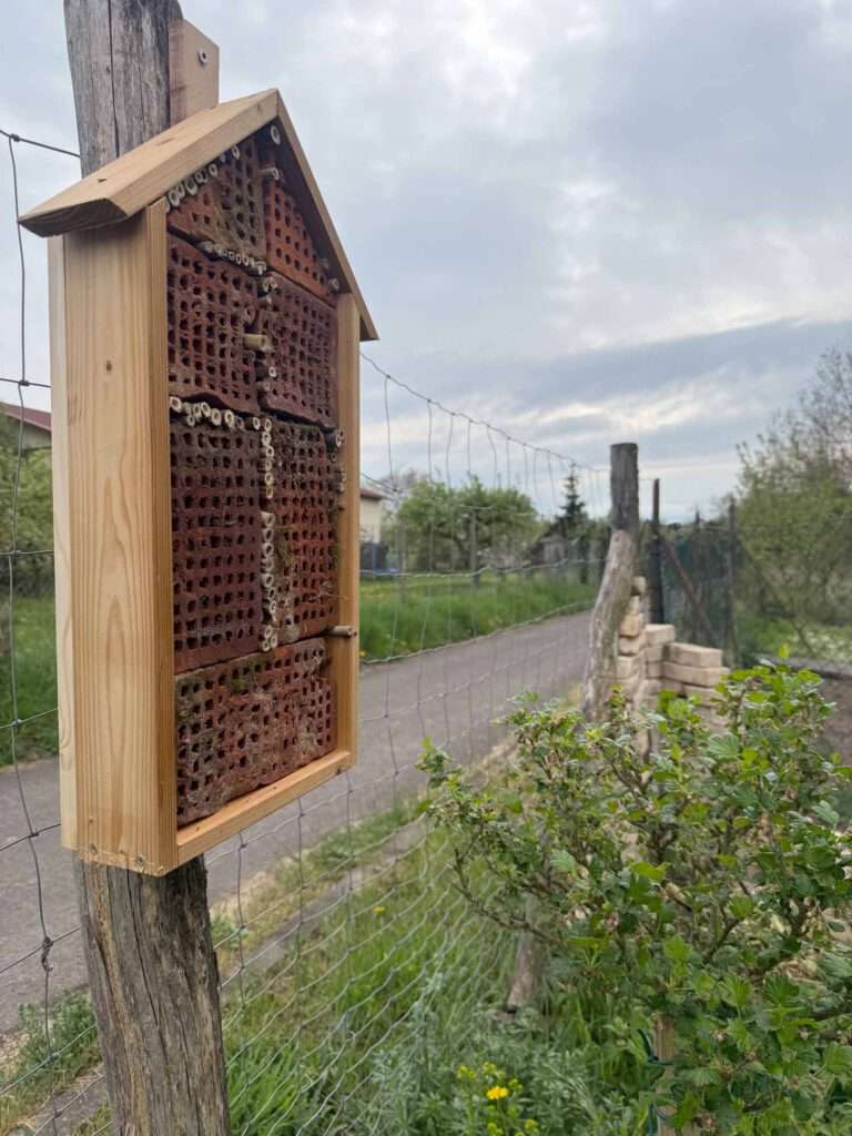 Insekthotel aus vorhandenen Materialien