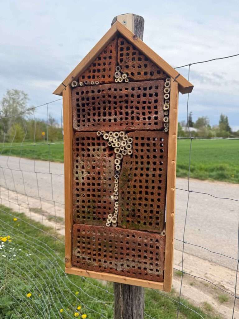 Insekthotel aus vorhandenen Materialien