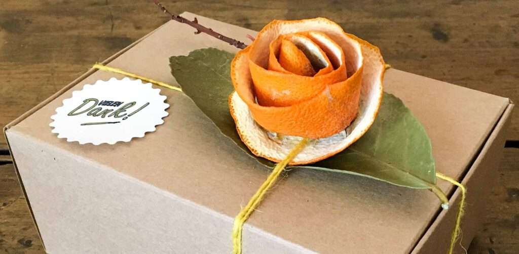 Geschenk nachhaltig verpackt mit Trockenorangenschalen