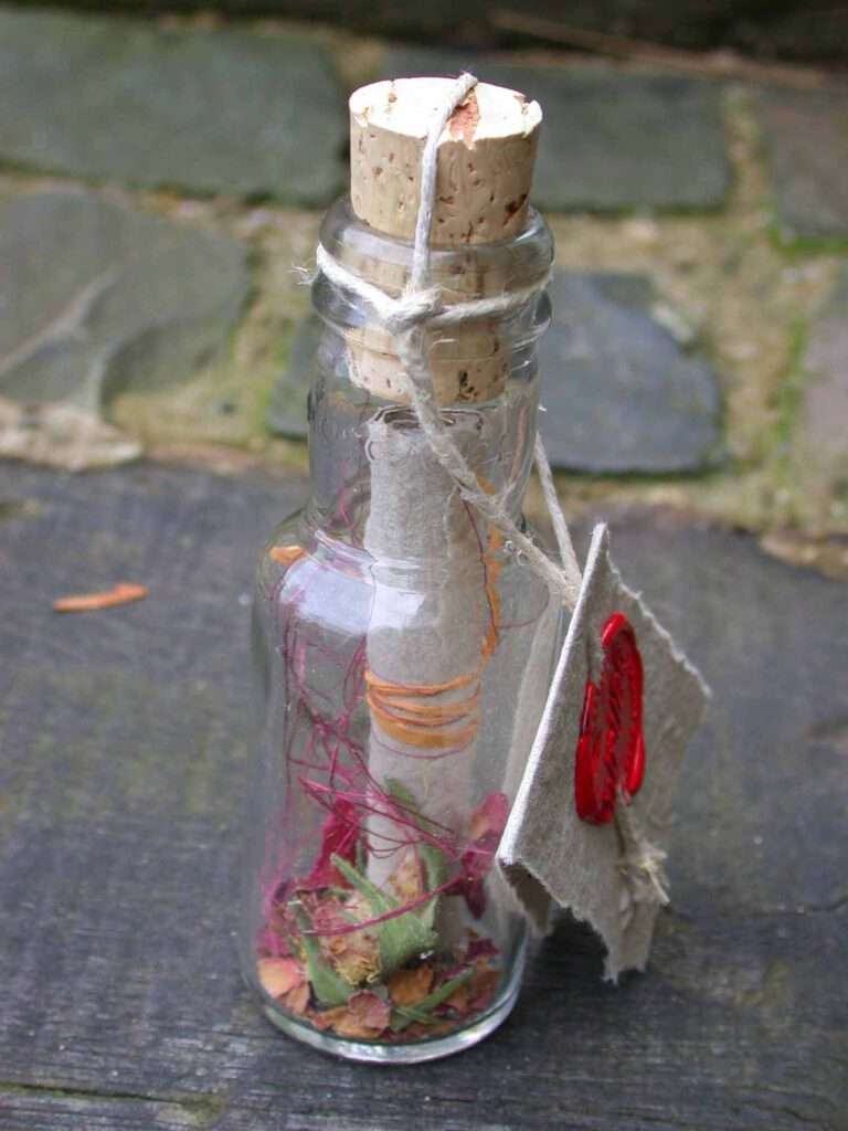 Nachhaltige Geschenkverpackung aus kleine Glasflasche