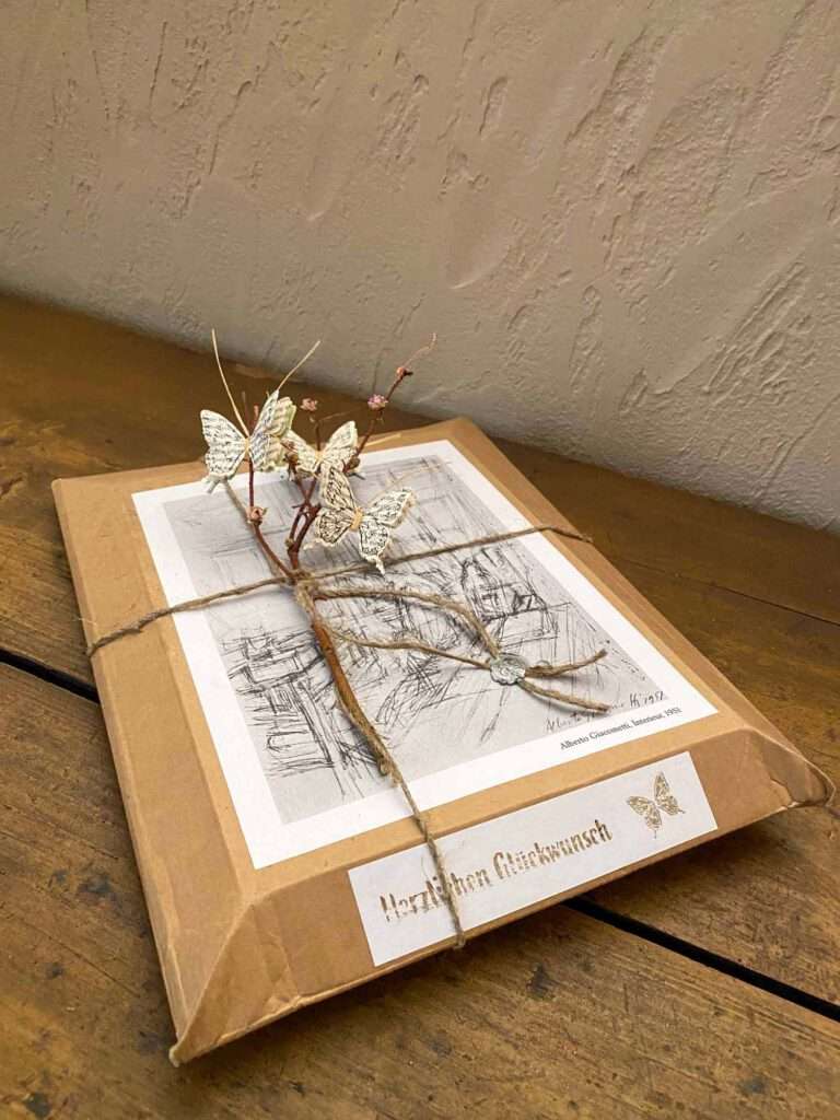 Nachhaltige Geschenkverpackung aus Amazon-Umschlag