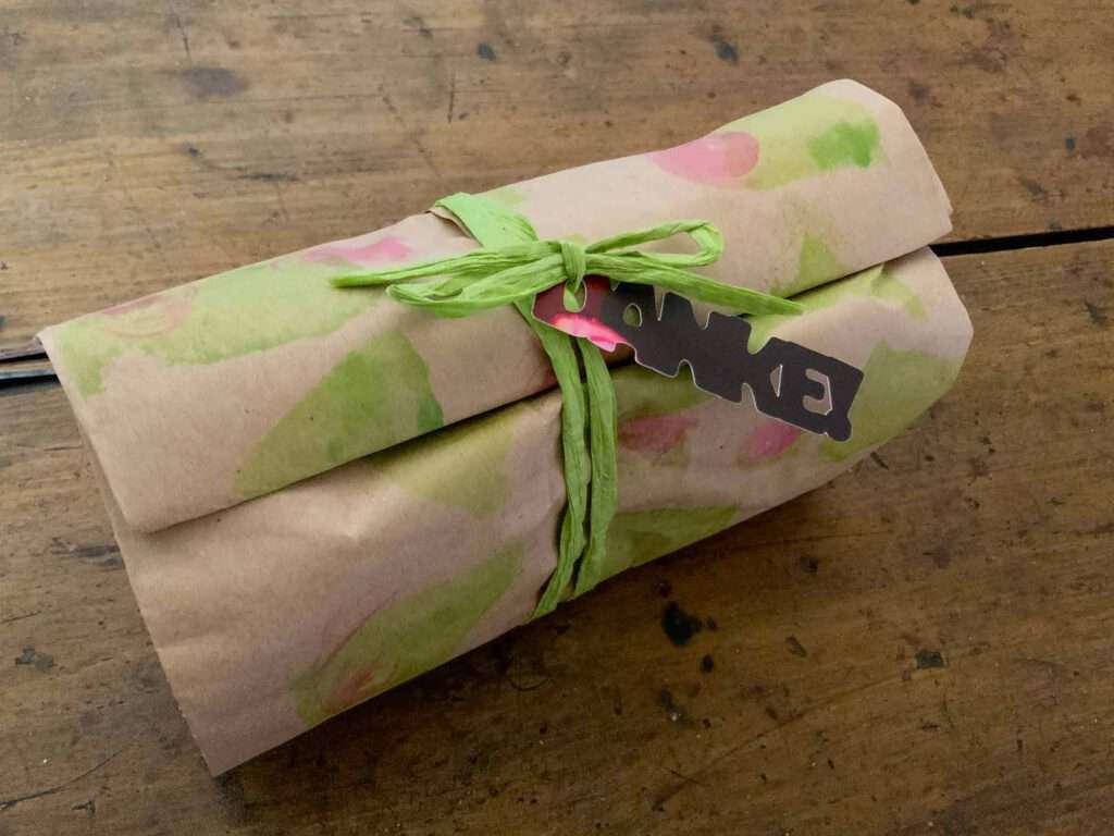 Nachhaltige Geschenkverpackung mit Biomüll-Tüten