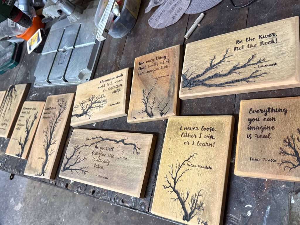 Bearbeitung von den Lichtenberg Holzbretter mit Sprüchen