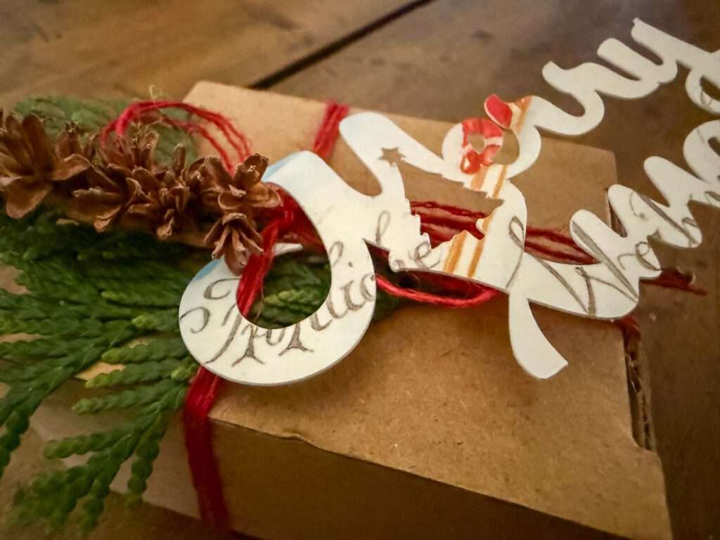 Papieranhänger aus alten Weihnachtskarten braucht keine Schnur. Ganz einfach an Geschenk stecken.