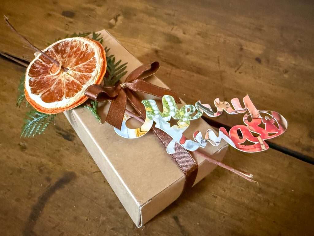 Jeder Schriftzug „Merry Xmas“ ist ein Unikat mit Engel, Stern oder Tannenbaum