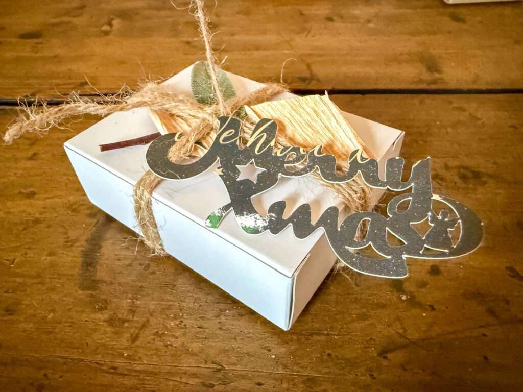 „Merry-Xmas“-Schriftzug aus alten Weihnachtskarten