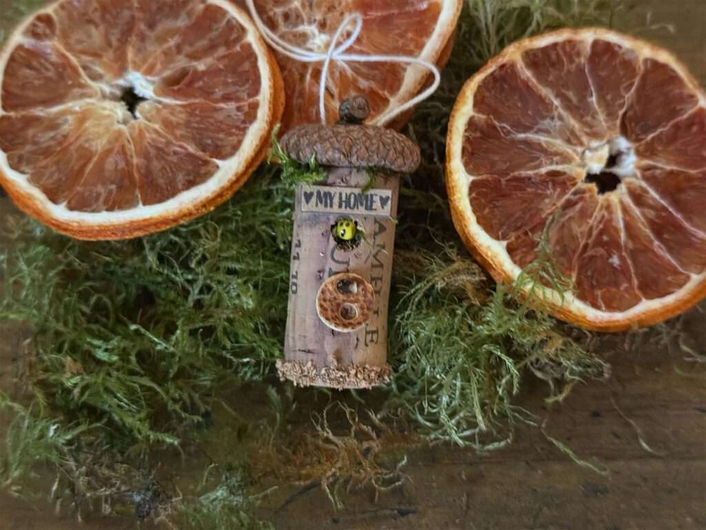 Dekorativer Vogelhäuschen aus Weinkorken