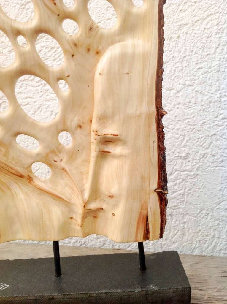 Abstrakte Skulptur aus Zuckerhutfichtenholz