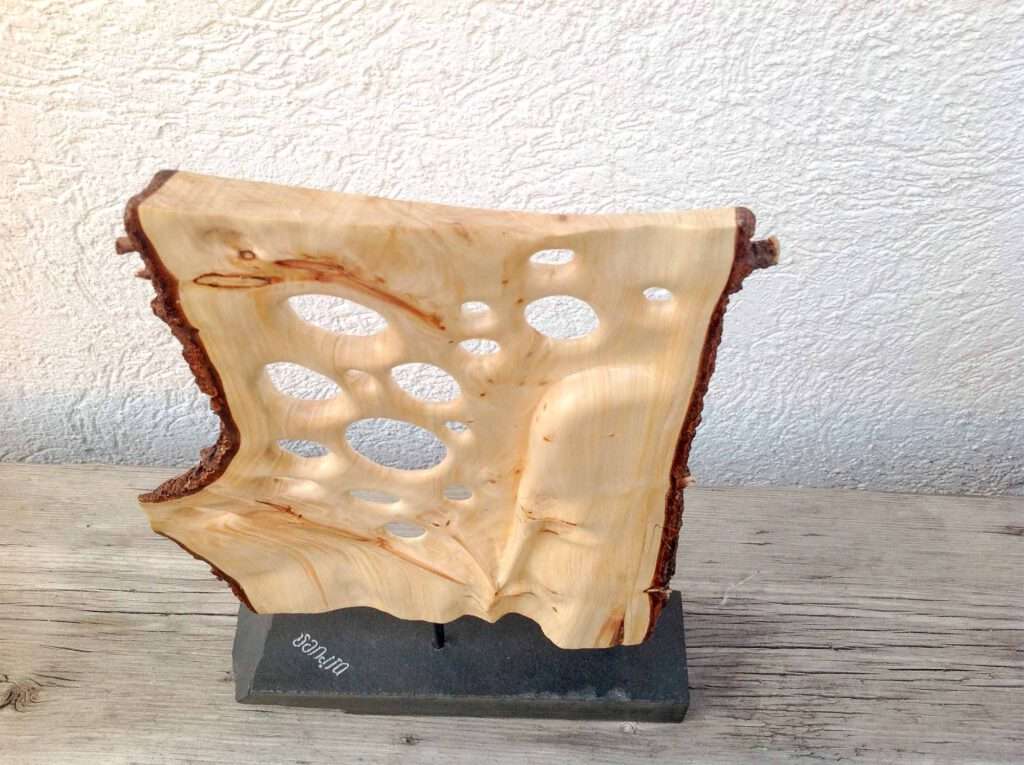 Abstrakte Skulptur aus Zuckerhutfichtenholz