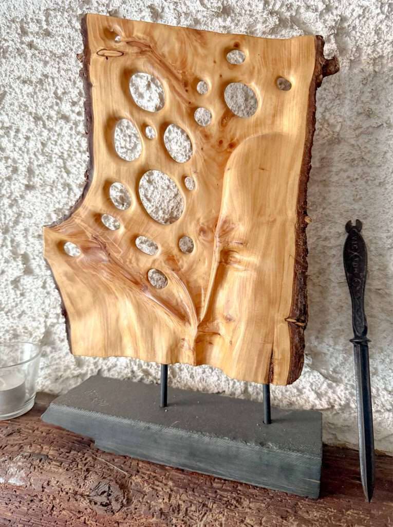 Abstrakte Skulptur aus Zuckerhutfichtenholz