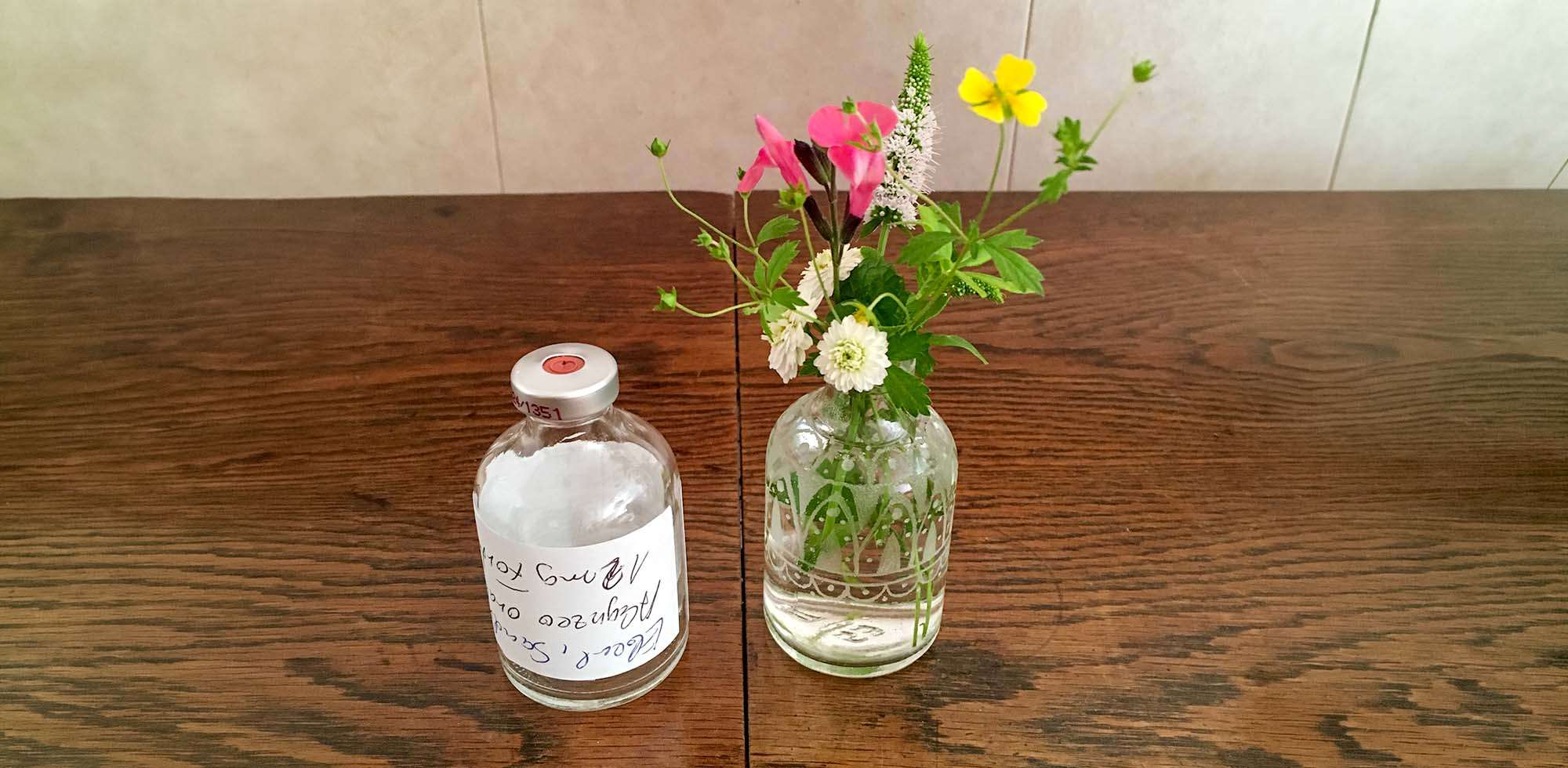 Während meiner Chemotherapie begann ich, Infusionsflaschen zu sammeln und zu gravieren, weil ich darin neue Möglichkeiten sah. Dadurch konnte ich eine schwierige Zeit emotional besser verarbeiten und gleichzeitig etwas Positives erschaffen. Upcycling wurde für mich nicht nur nachhaltig, sondern auch ein persönlicher Weg zu mehr Kraft und Perspektive.