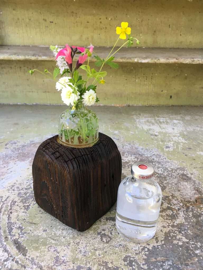 Upcycling als Therapie: Aus Infusionsflaschen wurden gravierte Mandalas