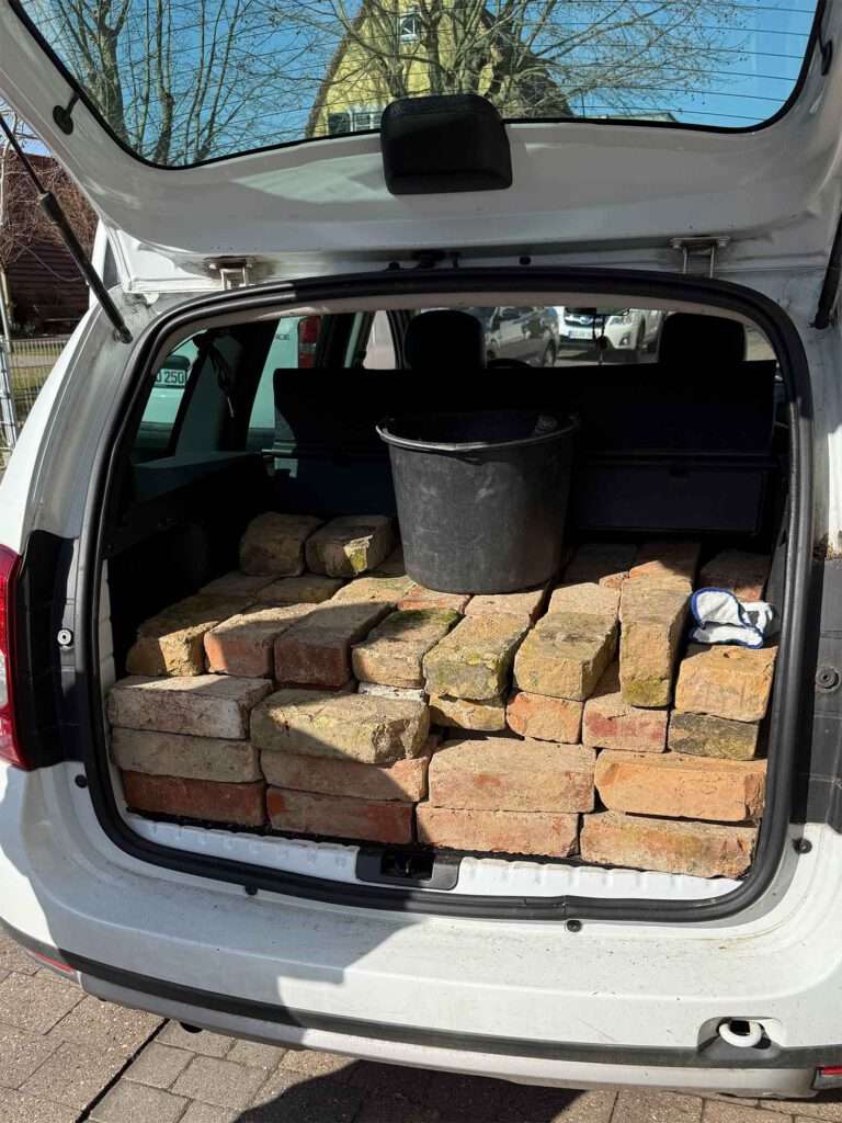400 Backsteine. Kleines Auto. Vier Fahrten.