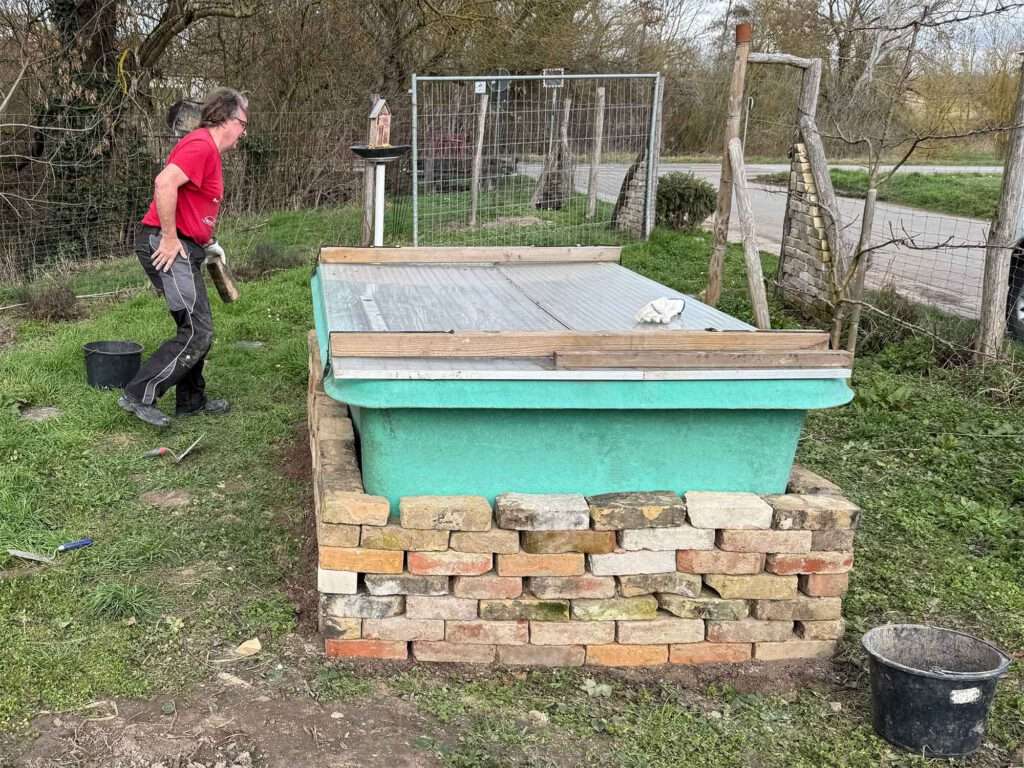 Plastik Hochbeet kreativ verschönern