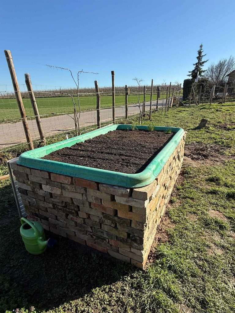 Hochbeet aus Recycling Materialien: Nachhaltig, kreativ und einfach umsetzbar.