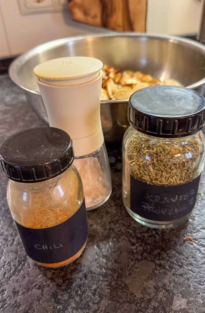 Du hast alte Brezeln übrig und weißt nicht wohin damit? Schneide sie in Scheibchen, würze sie mit Salz, Kräutern der Provence und Chili, ...