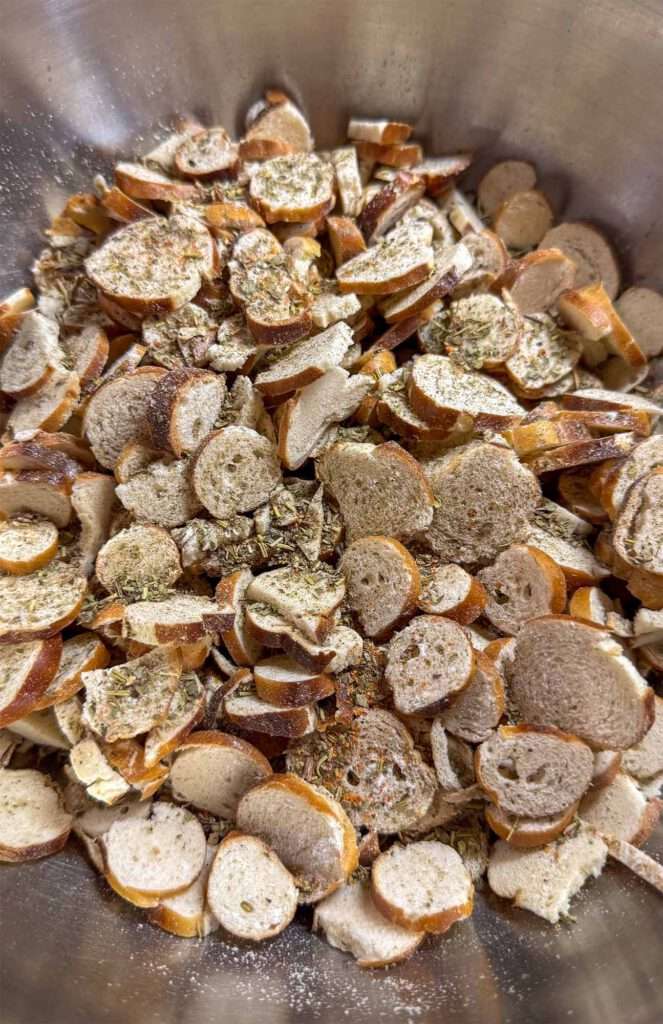 Du hast alte Brezeln übrig und weißt nicht wohin damit? Schneide sie in Scheibchen, würze sie mit Salz, Kräutern der Provence und Chili, ...