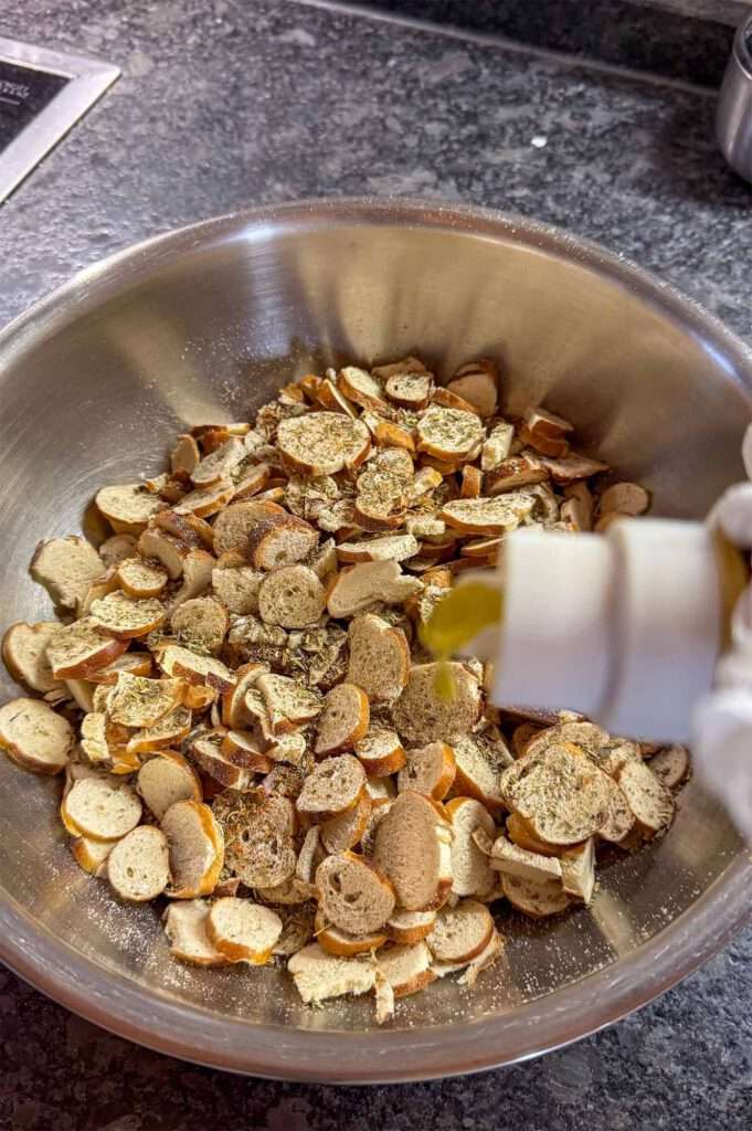 Du hast alte Brezeln übrig und weißt nicht wohin damit? Schneide sie in Scheibchen, würze sie mit Salz, Kräutern der Provence und Chili, etwas Olivenöl dazu ...