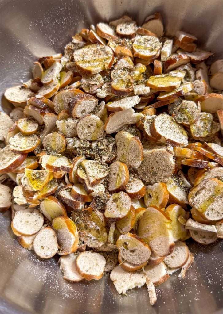 Du hast alte Brezeln übrig und weißt nicht wohin damit? Schneide sie in Scheibchen, würze sie mit Salz, Kräutern der Provence und Chili, etwas Olivenöl dazu ...
