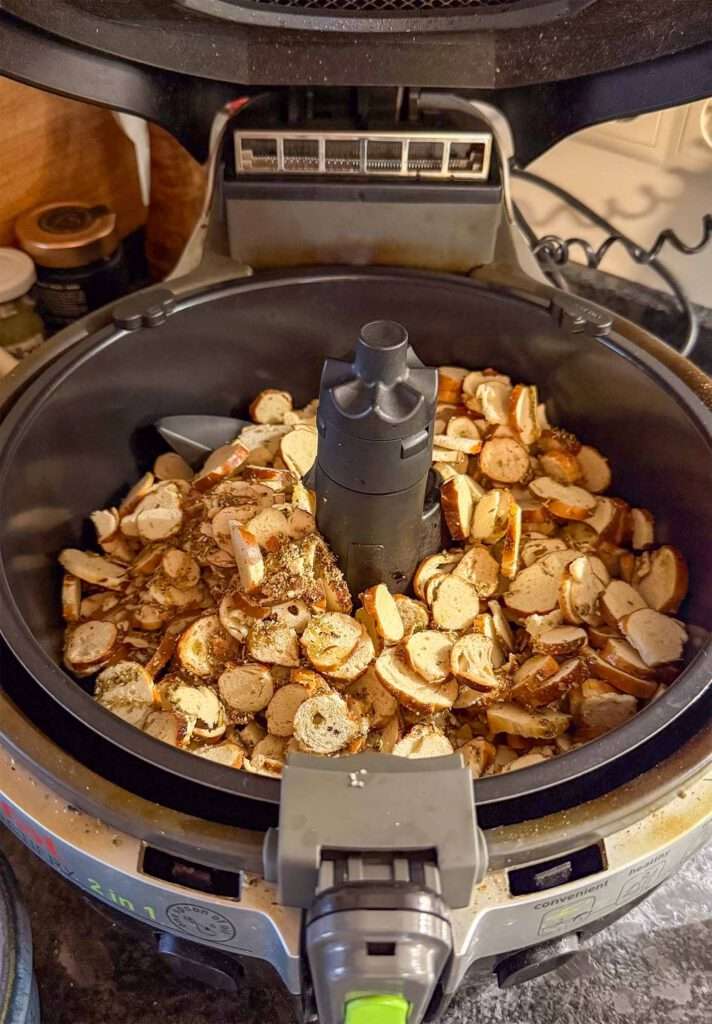 Du hast alte Brezeln übrig und weißt nicht wohin damit? Schneide sie in Scheibchen, würze sie mit Salz, Kräutern der Provence und Chili, etwas Olivenöl dazu – und ab in die Heißluftfritteuse.