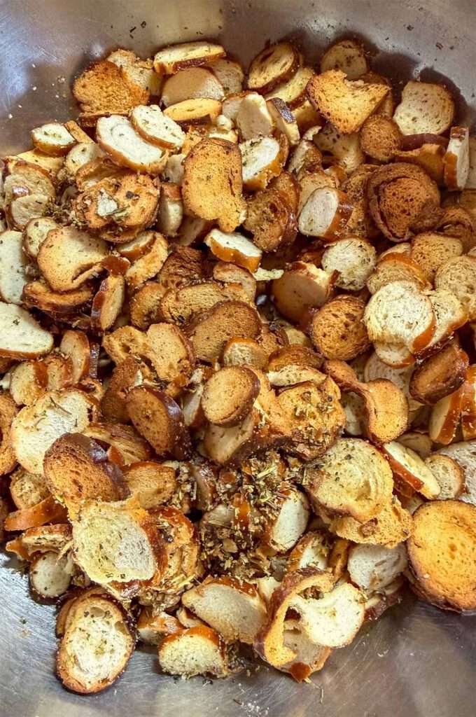 Du hast alte Brezeln übrig und weißt nicht wohin damit? Schneide sie in Scheibchen, würze sie mit Salz, Kräutern der Provence und Chili, etwas Olivenöl dazu – und ab in die Heißluftfritteuse. Knusprig, lecker, kein Abfall.