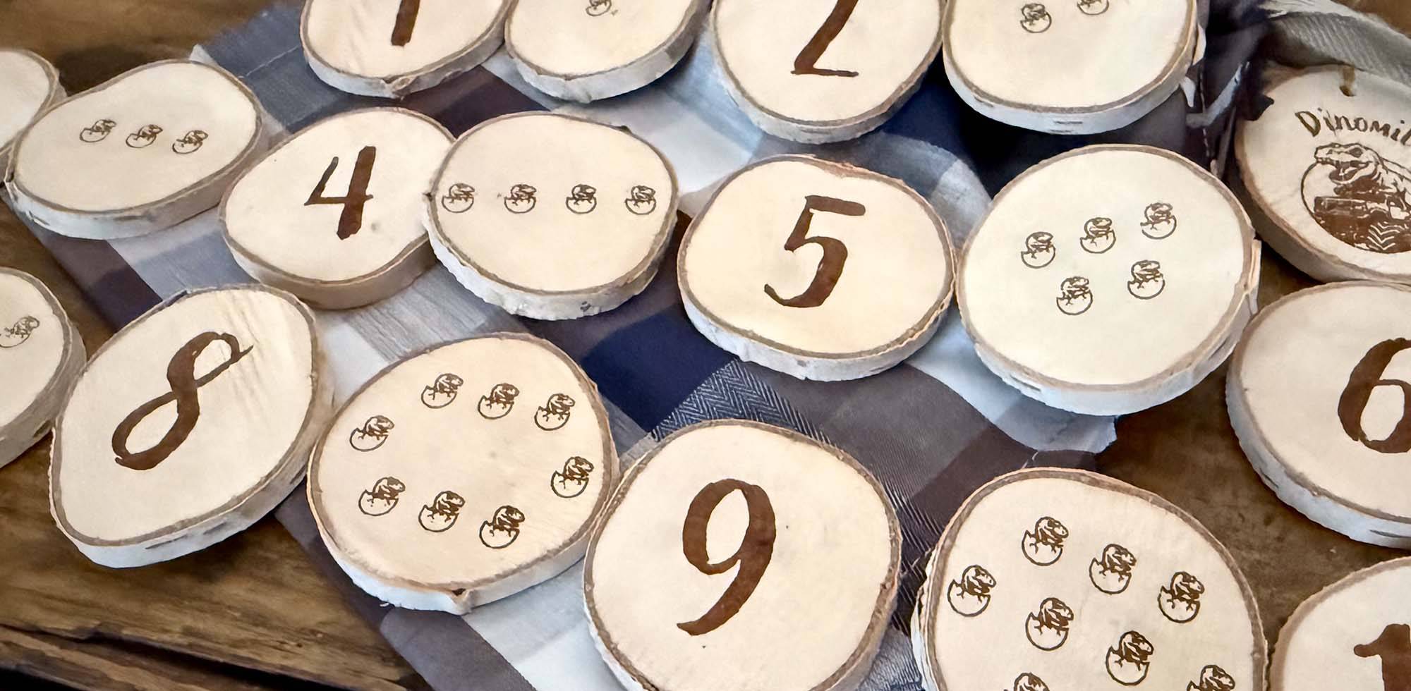 Nachhaltiges Geschenk aus Holzscheiben – ein kreatives DIY für kleine Entdecker