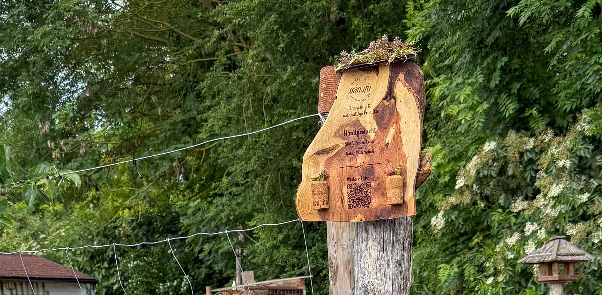 Perfekt Unperfekt: Mein Upcycling Holzschild mit Lasertext, Sukkulenten und Schieferdach