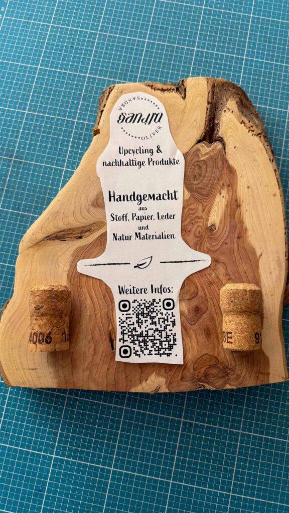 Entwurf für Gartenschild aus Holzquerschnitt mit Lasergravur und Naturmaterialien