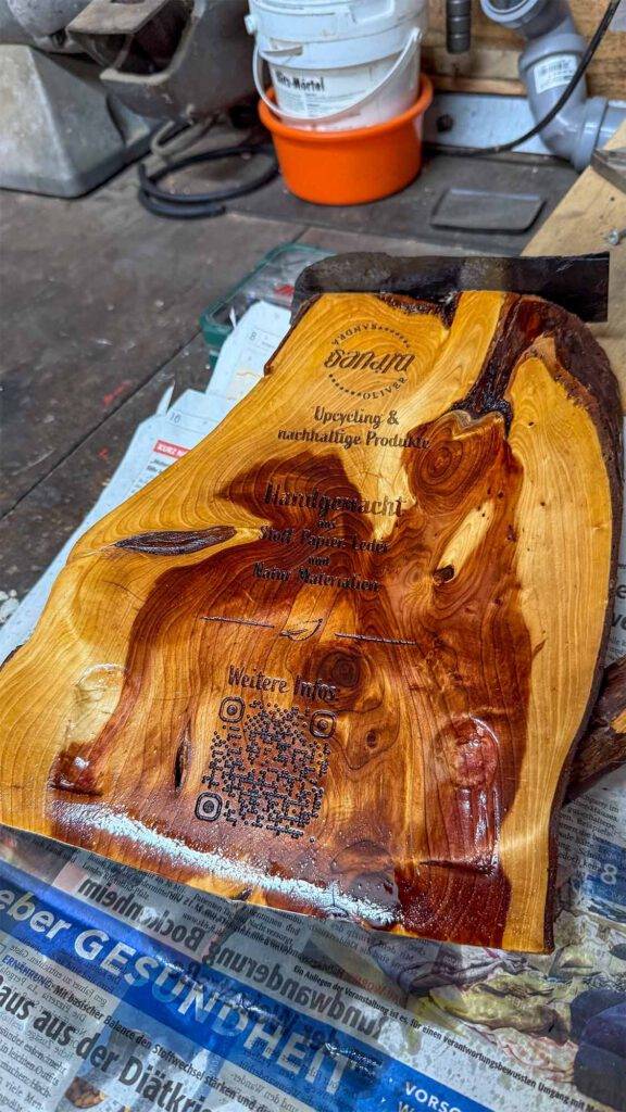 Holzschild selber machen mit Lasergravur, Leinöl und einem Schieferdach aus Naturmaterialien