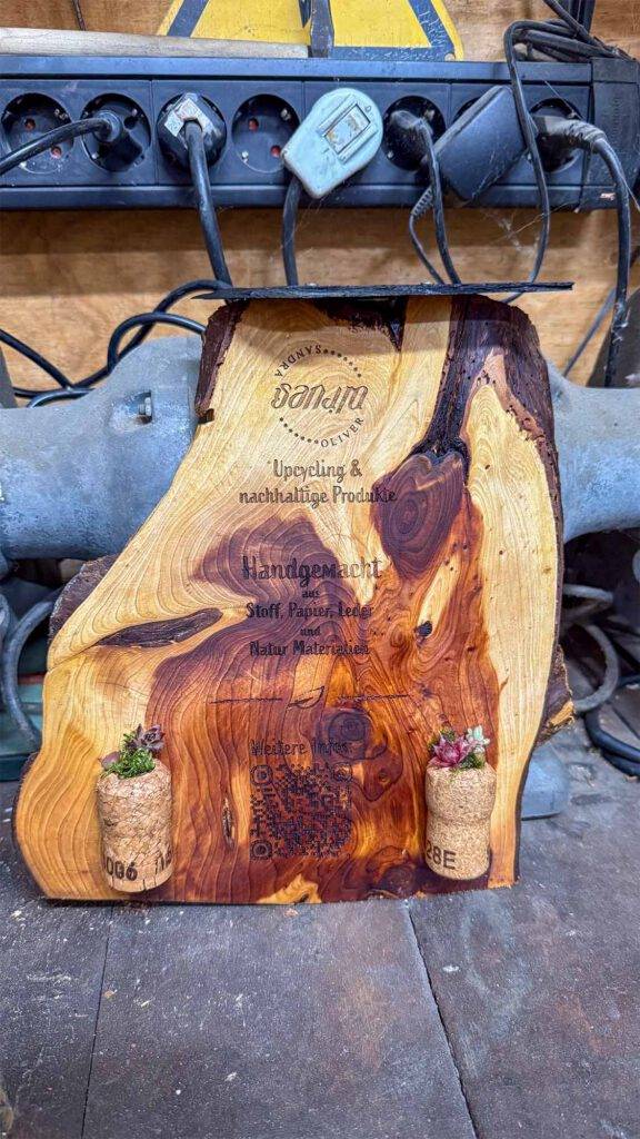 Holzschild selber machen Upcycling aus Naturmaterialien Lasergravur · Schieferdach · Sukkulenten